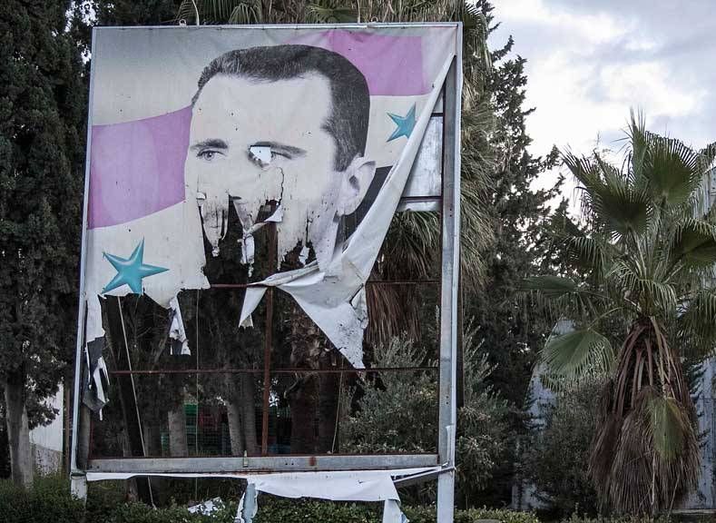 Zerstörtes Assad-Plakat in der nordsyrischen Stadt Aleppo; Foto: AP
