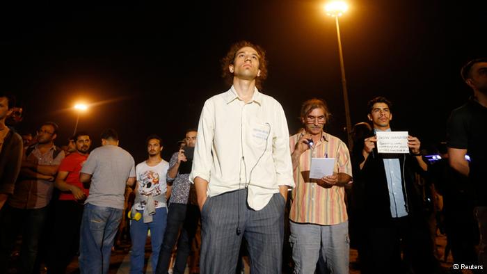 Stiller Protest des türkischen Künstlers Erdem Gündüz (m.) in Istanbul; Foto: Reuters