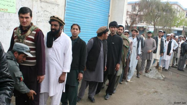 A long queue of voters waiting outside a polling station in Kabul (photo: DW)