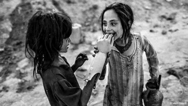 Girls playing with a prosthetic arm (photo: Majid Saeedi)