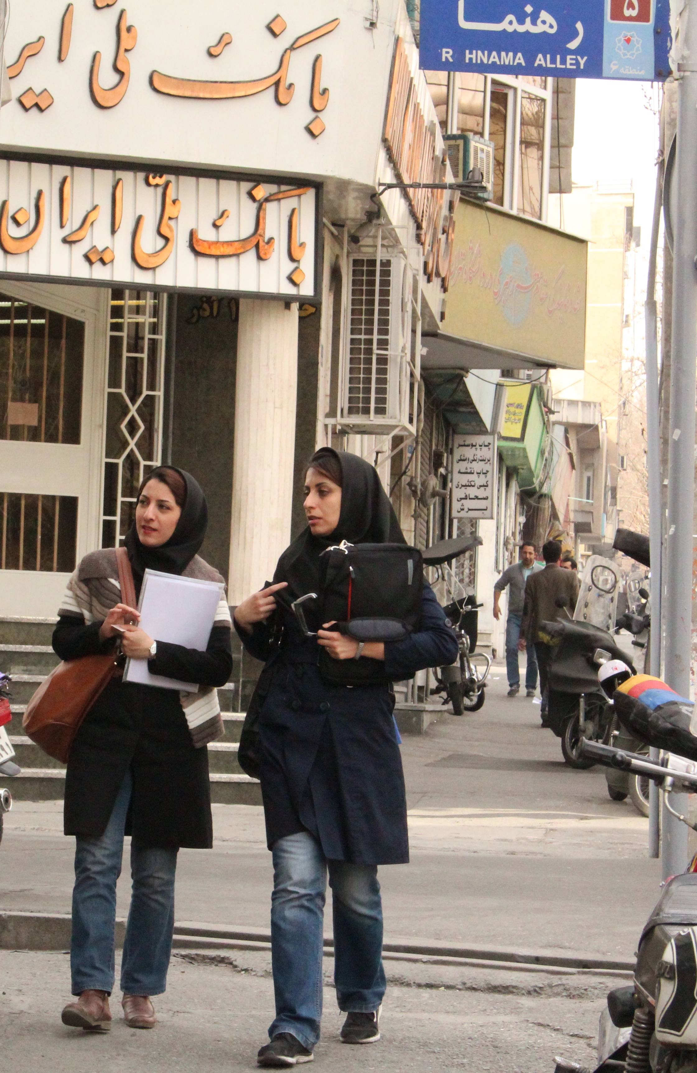 Iranian female students (photo: Massoud Schirazi)