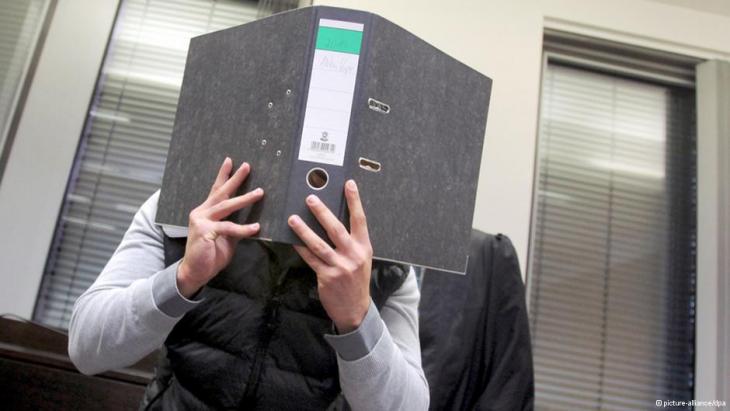 Isa S. hides his face in court (photo: picture-alliance/dpa)