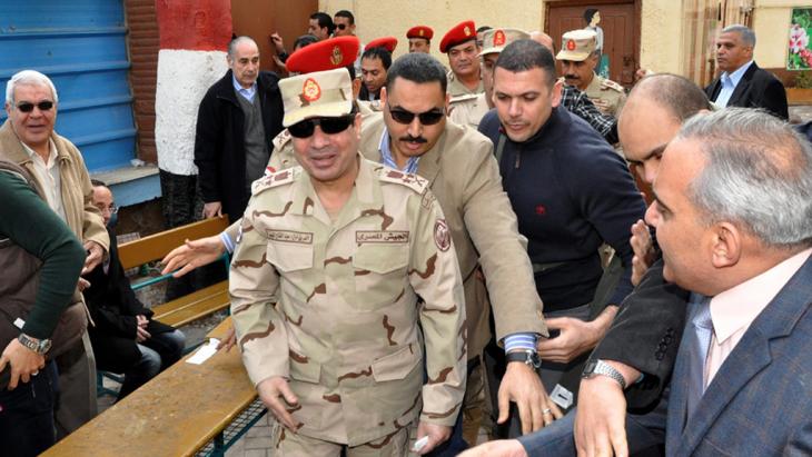 Abdul Fattah al-Sisi (centre, front) on 14 January 2014 after casting his vote for the new Egyptian constitution in a voting station in Cairo (photo: picture-alliance/dpa)