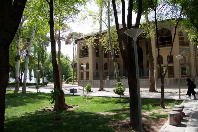Hasht Behesht Palace in a park in Isfahan (photo: Shohreh Karimian/Johannes Ziemer)