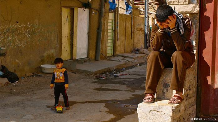 Verzweifelte Jugendliche in einem Armenviertel in Bagdad, Foto: DW
