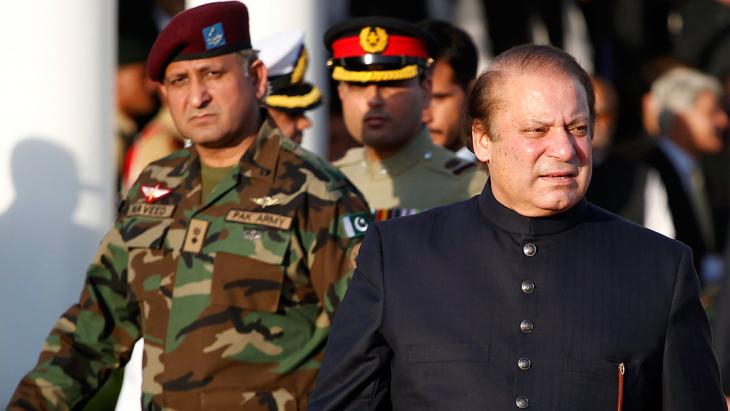 Pakistani Prime Minister Nawaz Sharif with representatives of the military (photo: Reuters)