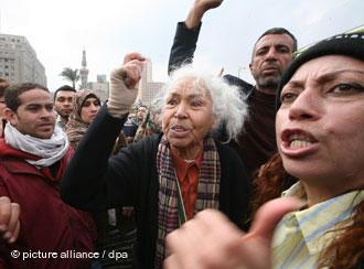 نوال السعداوي خلال احتجاجات ضد نظام مبارك في ميدان التحرير في القاهرة بتاريخ (7 فبراير/ شباط 2011). Foto: dpa/picture-alliance 