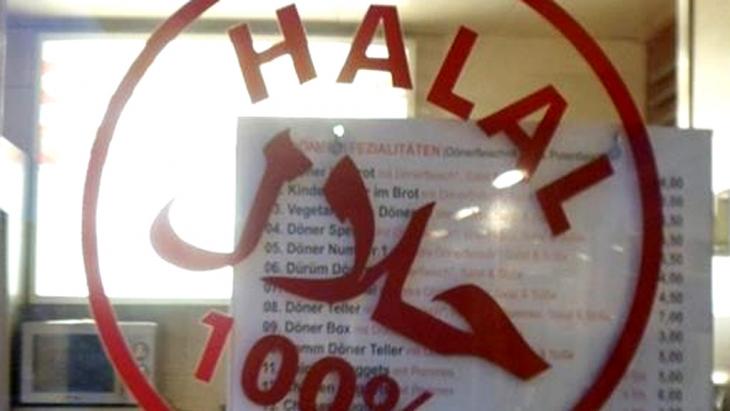 Sign for Halal produce in the window of a Turkish shop (photo: DW/S. Soliman)
