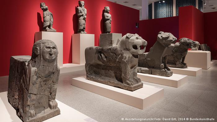 Exhibits at the Oppenheim exhibition at the Art and Exhibition Hall of the Federal Republic of Germany in Bonn (photo: David Ertl, Bundeskunsthalle)