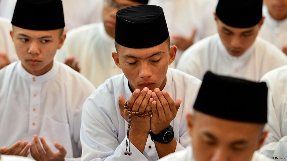  Muslime aus Brunei beten in der Jame'asr Hassanil Bolkiah Moschee in Bandar Seri Begawan; Foto: REUTERS/Ahim Rani