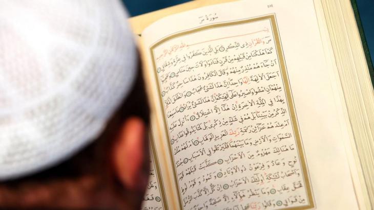 An imam reads the Koran in the Sehitlik Mosque in Berlin (photo: picture-alliance/dpa)