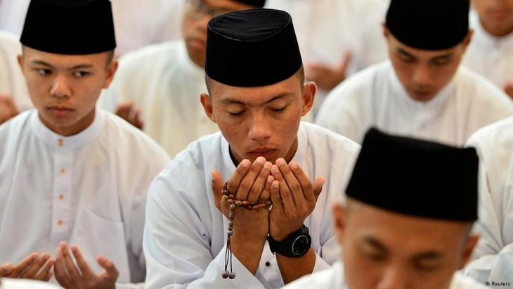Muslims praying in the Jame'asr Hassanal Bolkiah Mosque in Bandar Seri Begawan, the capital of Brunei (photo: Reuters/Ahim Rani)