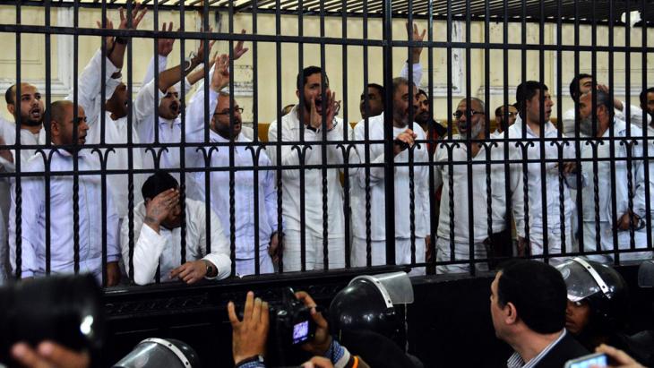 Members of the Muslim Brotherhood in the defendants' cage in a courtroom in Alexandria (photo: picture-alliance/dpa)