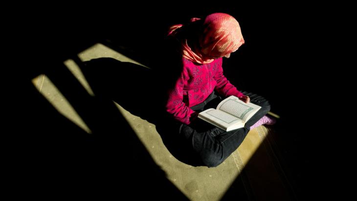 Woman reading the Koran in the Camiine Mosque, Dresden, Germany (photo: picture alliance/dpa)