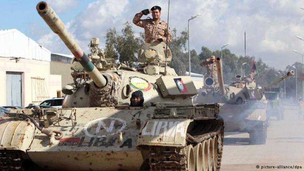 جنود في ليبيا على دباباتهم