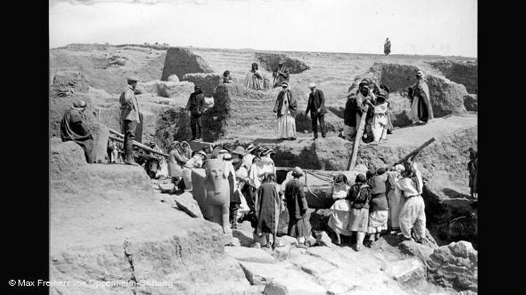 Setting a statue upright in Tell Halaf in 1912 (photo: Max Freiherr von Oppenheim-Stiftung)