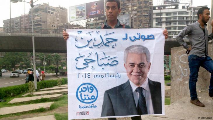 A man holds up a poster backing presidential candidate Hamdeen Sabahi (photo: DW/A. West)