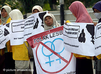Indonesian Muslims hold up anti-LGBT banners during a protest against the Q! Film Festival in front of the Goethe-Institut in Jakarta, Indonesia, 29 September 2010 (photo: picture alliance/dpa)