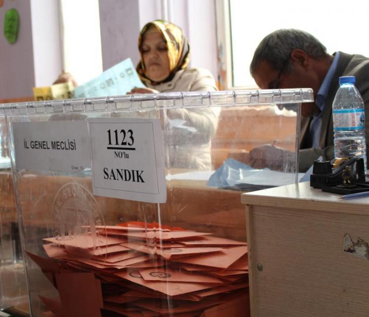 Ballot boxes and polling officers after the polls closed in Agri (photo: Ekrem Guzeldere)