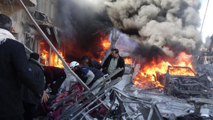 The aftermath of the Syrian Air Force's bombardment of the city of Aleppo with barrel bombs (photo: Getty Images)