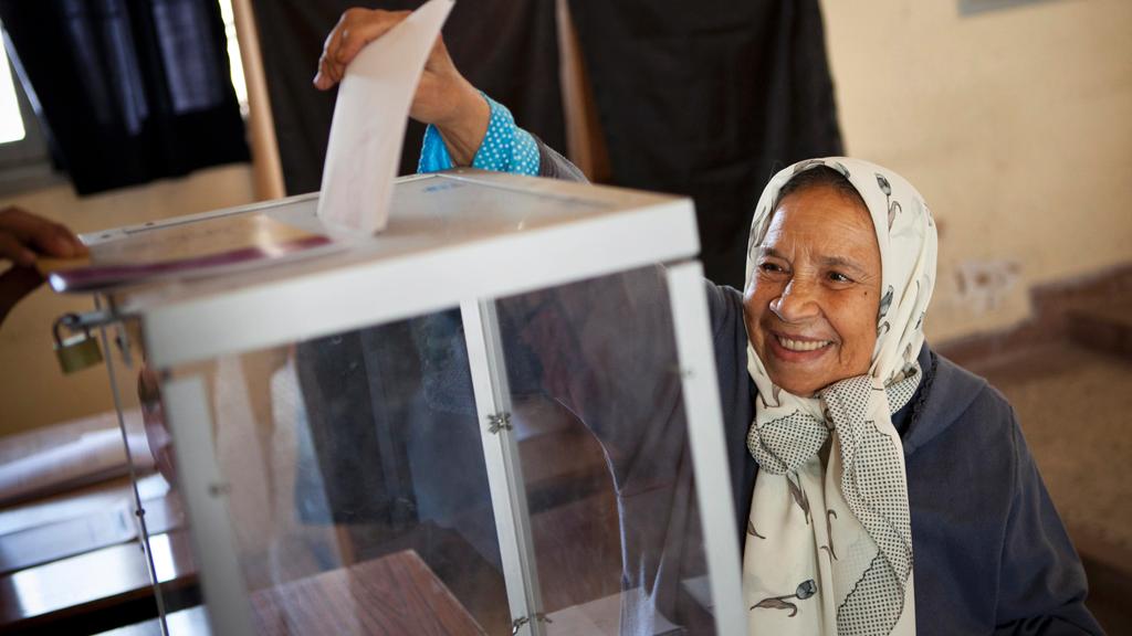 Marokkanische Wählerin bei der Stimmabgabe in Rabat; Foto: dpa/picture-alliance