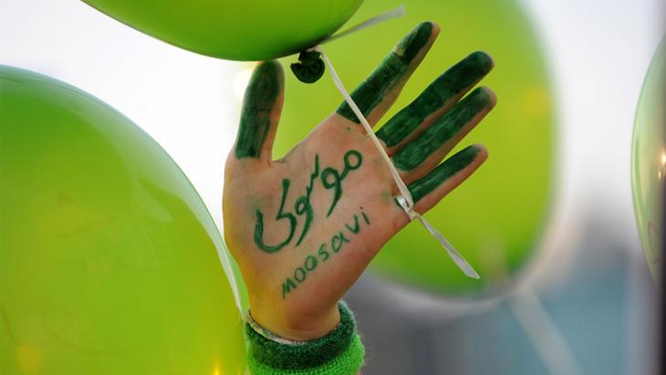The hand of a supporter of Mir Hossein Mousavi (photo: Bulent Kilic-AFP-Getty Images)