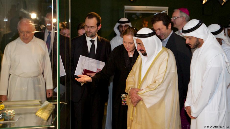 Ulrike Al-Khamis zeigt dem Herrscher Sharjahs, Scheich Sultan bin Mohammad al Qasimi einige der Exponate der Ausstellung; Foto: sharjahmuseums.ae