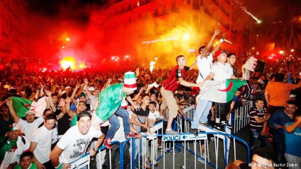 شبان جزائريون يحتفلون في شوارع الجزائر العاصمة 2014