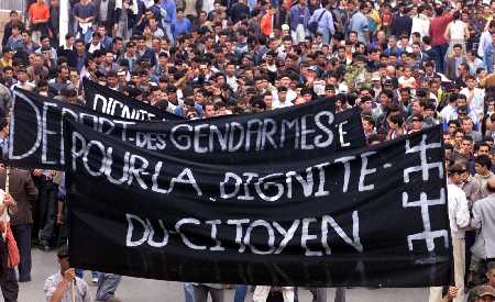 Protestzug von Berbern in Tizi Ouzou im Juni 2001; Foto: AFP