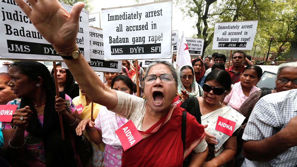 Demonstrators from All India Democratic Women's Association (AIDWA) hold placards and shout slogans during a protest against the recent killings of two teenage girls, in New Delhi May 31, 2014. Photo: REUTERS/Adnan Abidi
