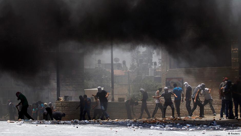 Palästinenser werfen Steine auf israelische Soldaten; Foto: Reuters