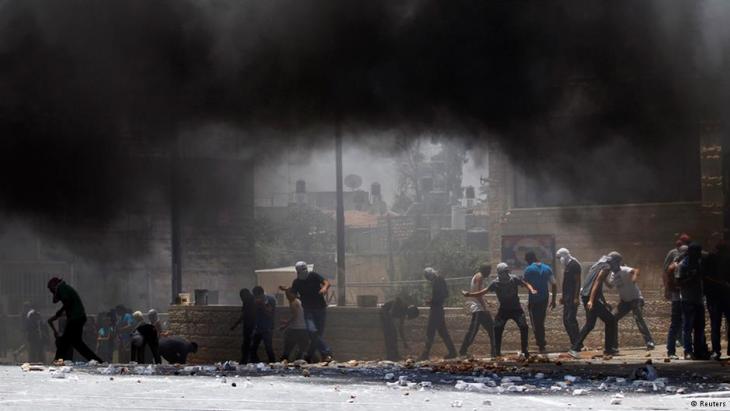 Palestinians throwing stones at Israeli soldiers. Photo: Reuters