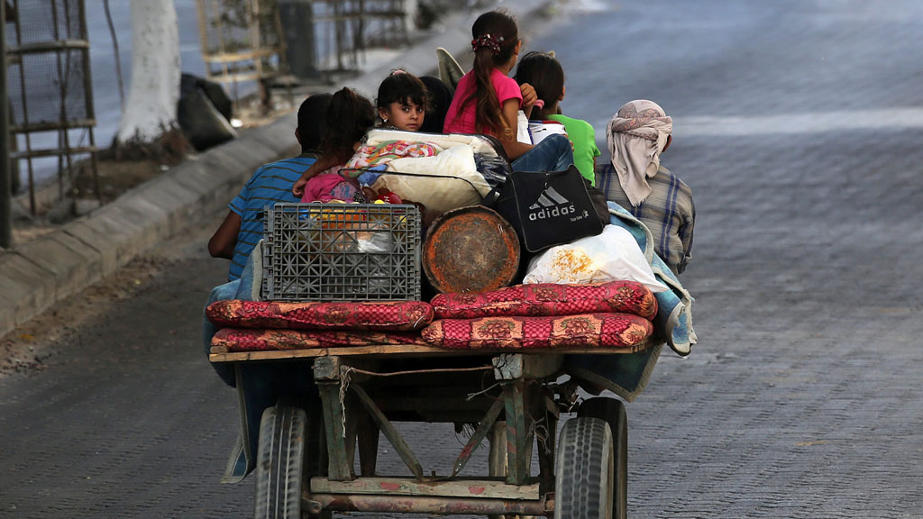 Palästinenser fliehen auf Pferdekarren aus ihren Häusern, um Schutz zu suchen; Gaza Stadt, 13. Juli 2014, EPA/MOHAMMED SABER