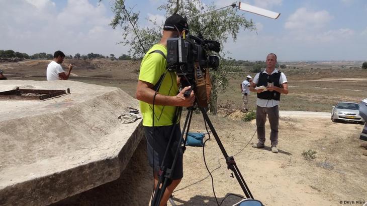 The Israeli journalist Yoav Even in front of the camera (photo: DW/Bettina Marx)