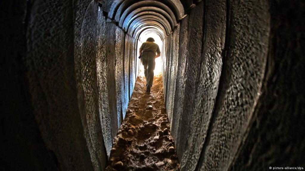 Ein israelischer Soldat durchquert einen Tunnel der Hamas. Laut israelischer Armeführung gehört es zu den Zielen ihrer Bodenoffensive diese Tunnelsysteme zu zerstören um den Schmuggel von Waffen und Kämpfern zu stoppen; Foto: picture-alliance/dpa