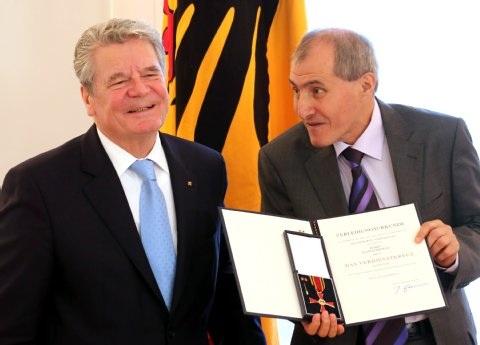 Kazim Erdogan, right, after receiving the Federal Cross of Merit from President Gauck, left (photo: dpa)
