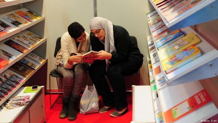 Women poring over a book at the Book Fair in Cairo (photo: DW/Amira El Ahl)