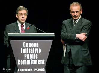 Jossi Beilin (left) and Yassir Abed Rabbo of the Geneva Initiative (photo: dpa)