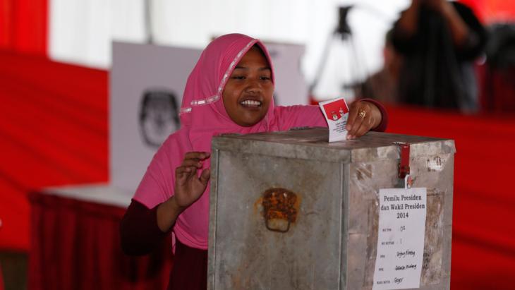 A woman casting her vote at Bojong Koneng polling station in Bogor on 9 July 2014 (photo: Reuters)