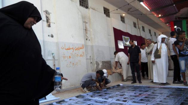 Mourning dead relatives in the Abu Salim prison (photo: Valerie Stocker)
