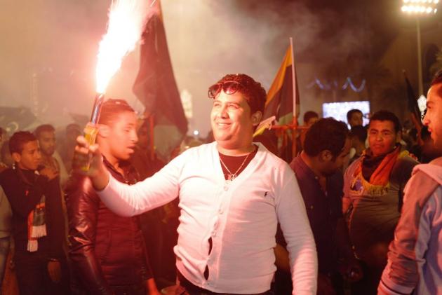Young people celebrate the anniversary of the revolution with flags and torches in Tripoli (photo: Valerie Stocker)
