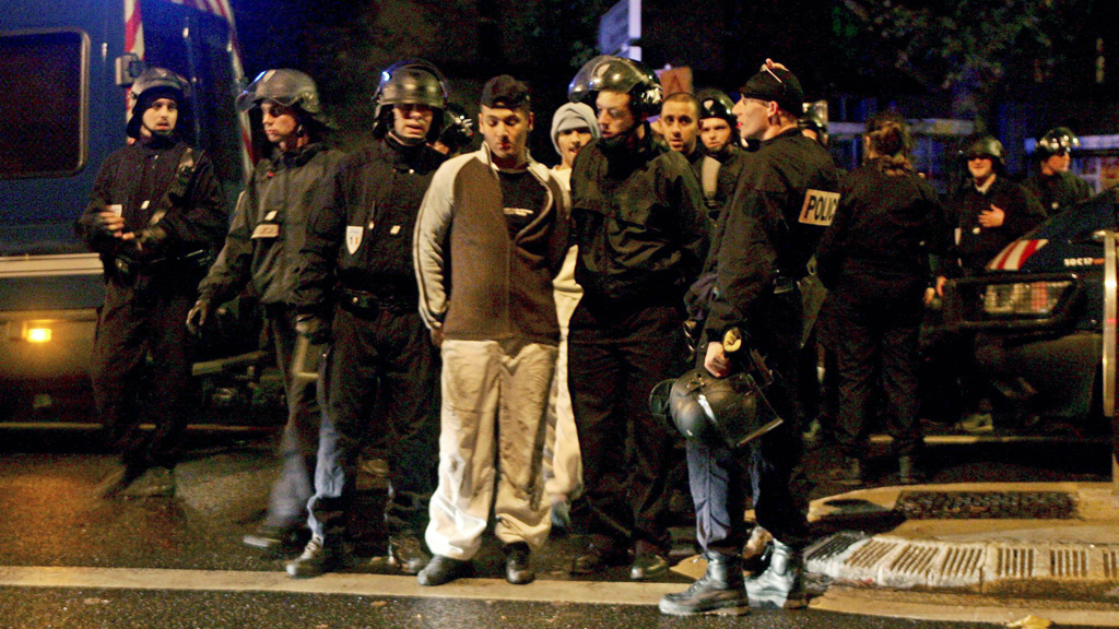 Jugendliche aus dem Banlieue Aulnay-sous-Bois neben Polizeieinheiten während der Unruhen im Jahr 2005, Foto: dpa/picture-alliance