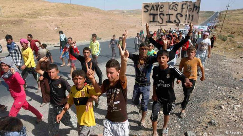 فر الآلاف من أفراد الأقلية الأيزيدية من بطش مقاتلي تنظيم"الدولة الإسلامية". 
