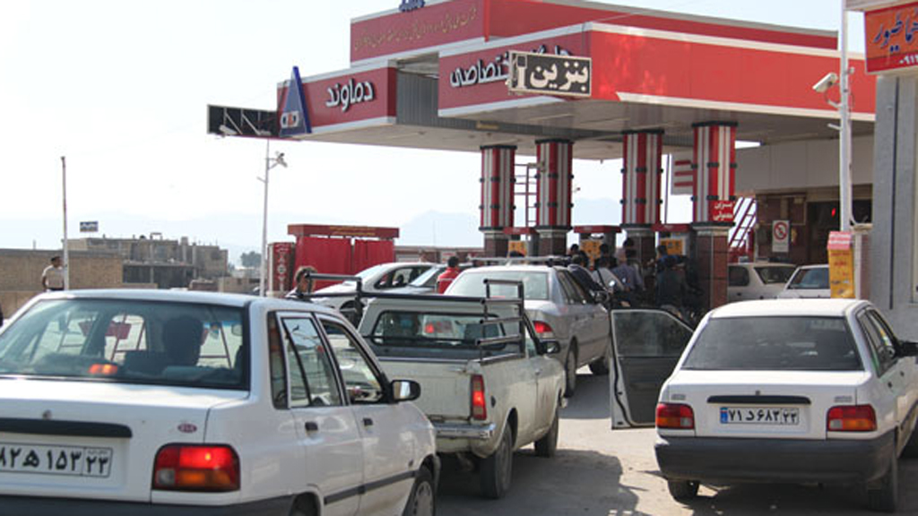 Cars queuing outside a petrol station in Iran in January 2014 (photo: imna.ir)
