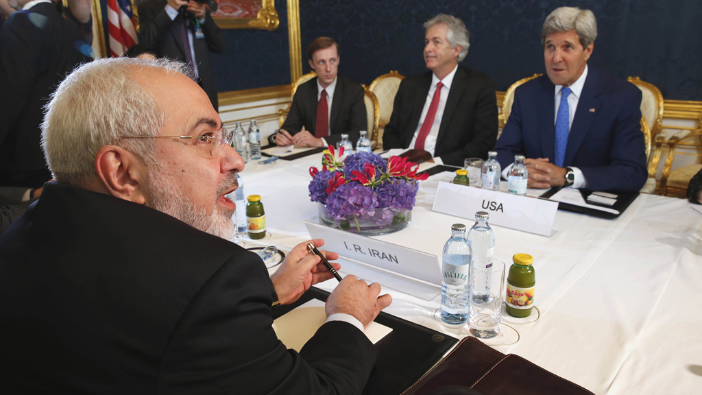Iranian Foreign Minister Javad Zarif (foreground) holds a bilateral meeting with US Secretary of State John Kerry (background right) in Vienna, Austria, on 14 July 2014 (photo: picture alliance/AP Photo)