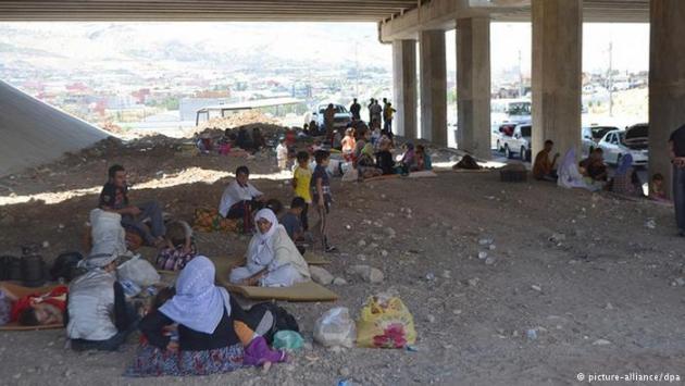 Yazidis taking shelter under a bridge (photo: picture-alliance/dpa)