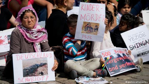 Yazidis protesting in Hanover, Germany (photo: picture-alliance/dpa)