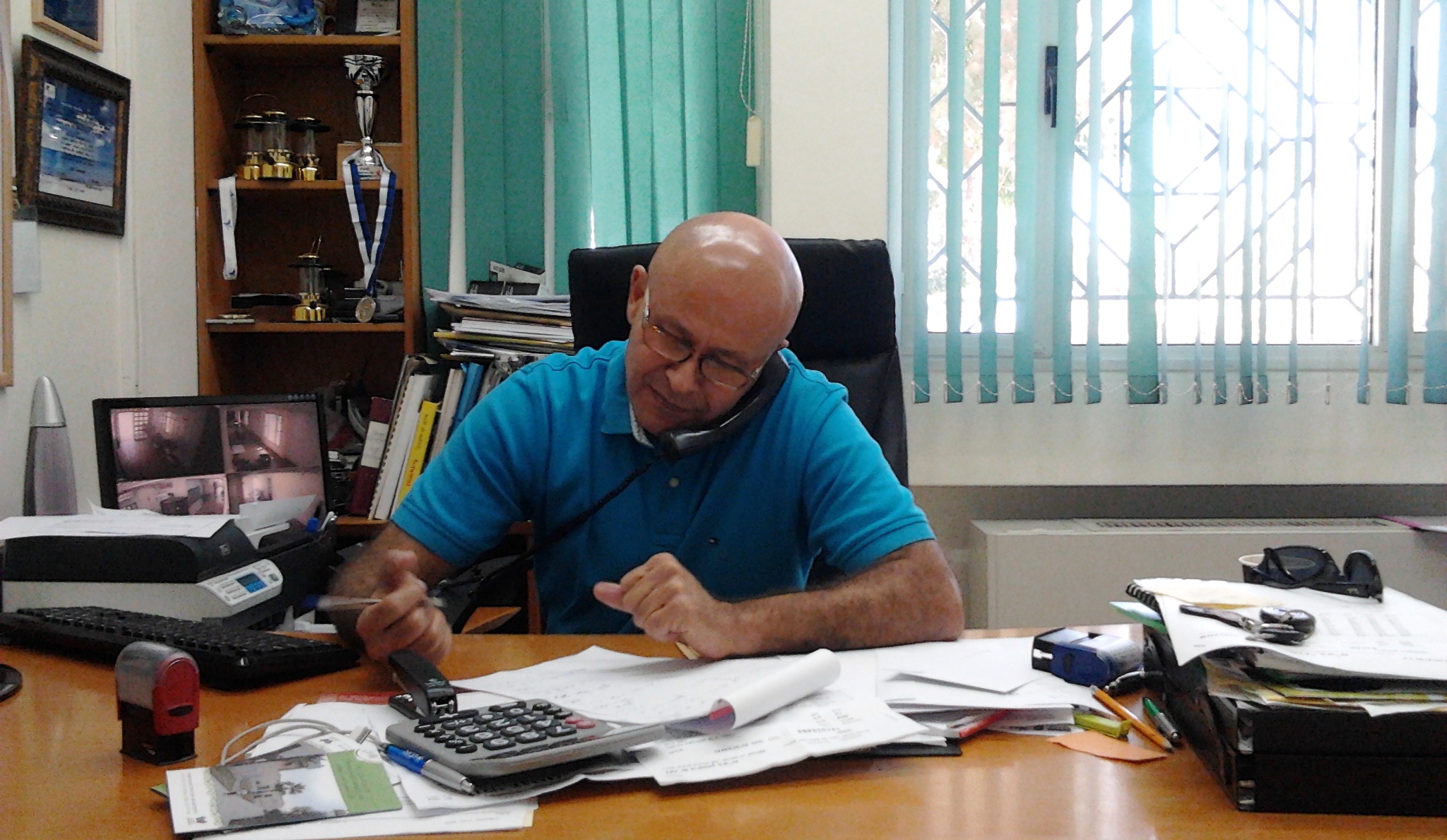 Ibrahim Abu Shandi vom Gemeindezentrum in Jaffa in seinem Büro; Foto: Ulrike Schleicher