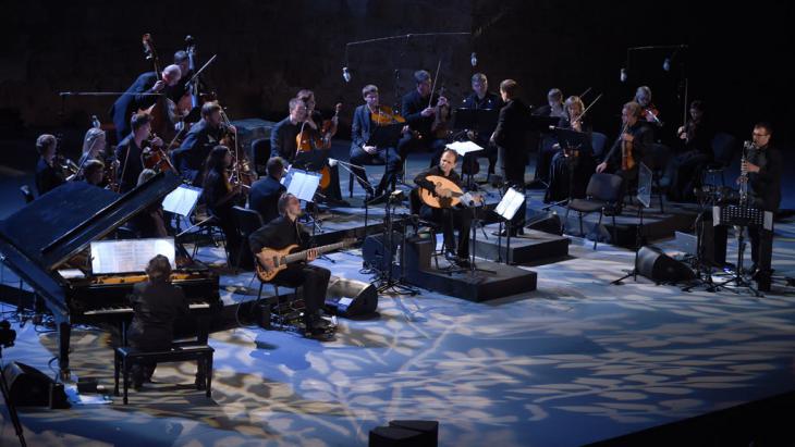 Anouar Brahem, the members of his ensemble and Tallinn Chamber Orchestra (photo: Fethi Belaid/AFP/Getty Images)