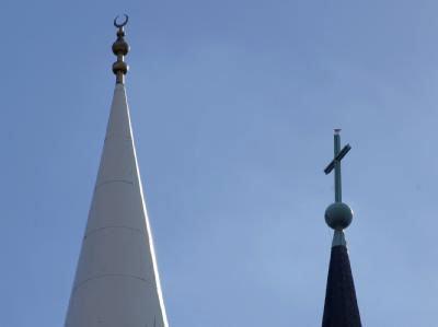 A church tower and a minaret (photo: dpa)